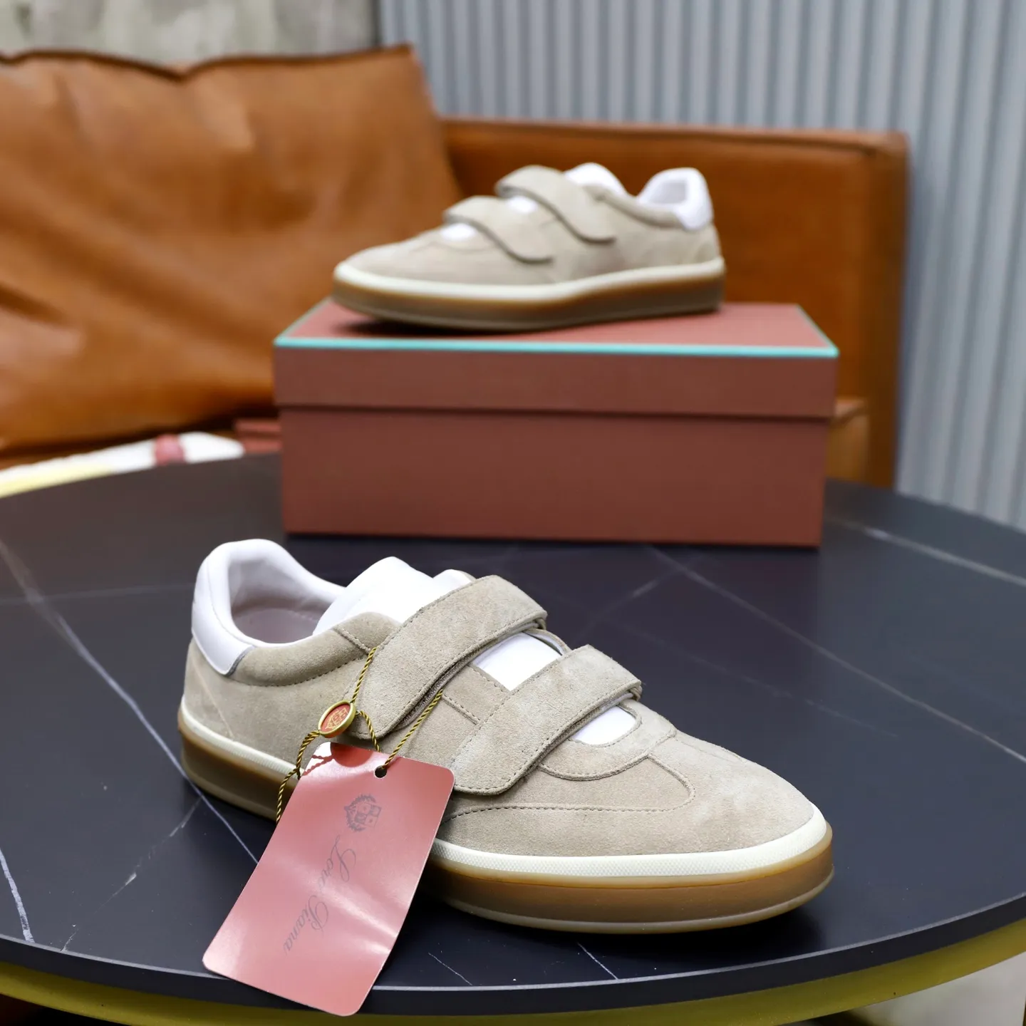 Ex-factory price: 560💰Loro Riana men’s moral training sneakers! Made from high-quality materials and designed in a low-cut silhouette, it offers an elegant and stylish look that's suitable for year-round wear. The unique double-layer sole aesthetic design, caramel cup-shaped outsole is decorated with off-white rubber trim, creating an attractive color combination. Pair with tailored pieces or jeans for a sophisticated yet casual look. The heel is decorated with soft cow leather tongue with Kummel color inserts and cotton laces with embossed LP logo. Upper: cow split suede stitching knitted fabric. Lining: original thickened soft sheepskin. Size: 38-39-40-41-42-43-44 (customized in 45.46)